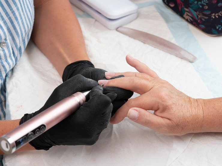 remove gel nail polish salon