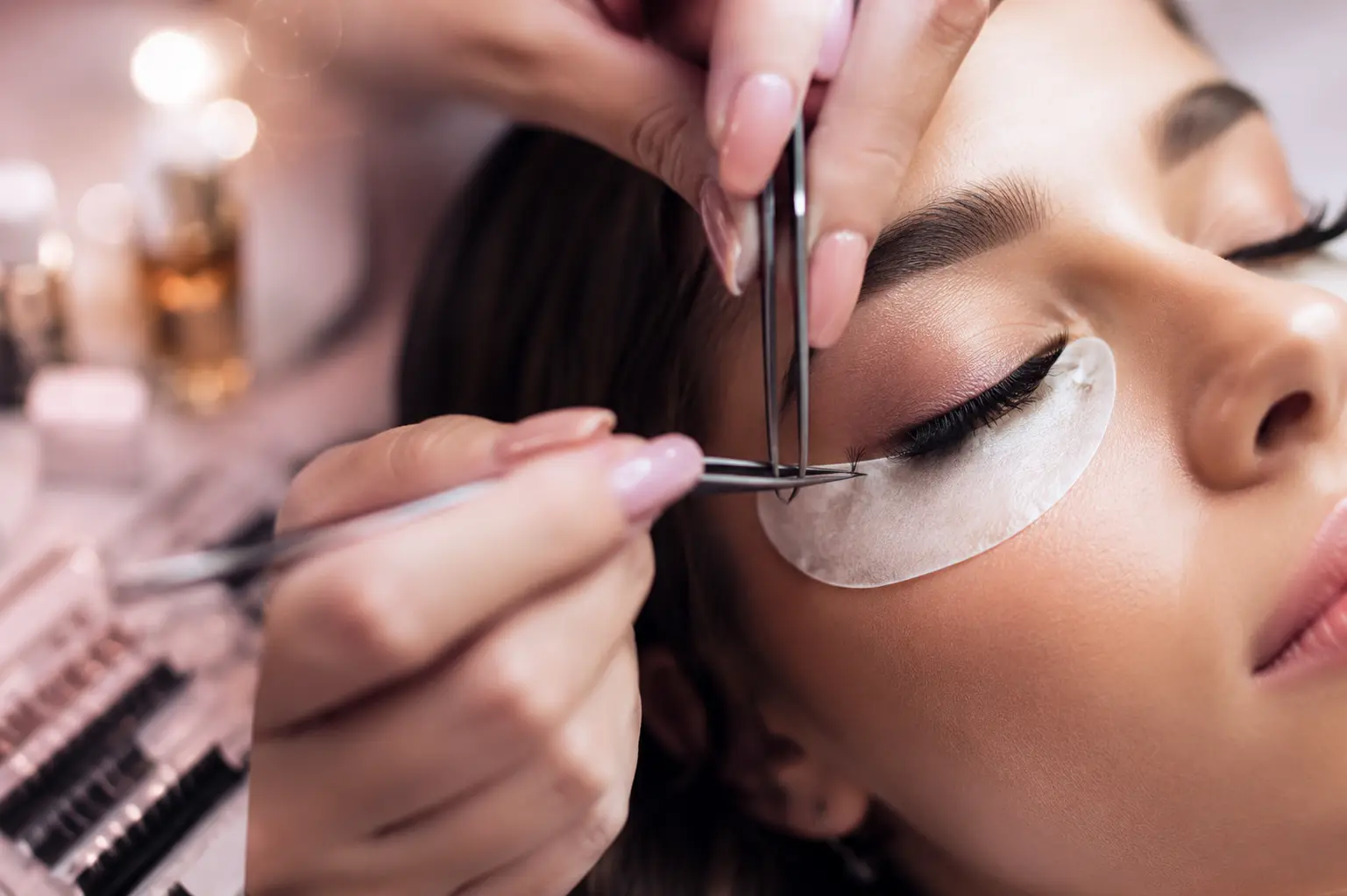 Eyelash Extensions vs Lash Lift – Which Is Right for You 1 Eyelash Extensions vs Lash Lift